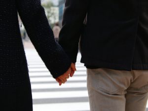 手をつなぐカップル