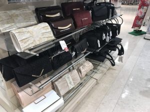 並ぶバッグ